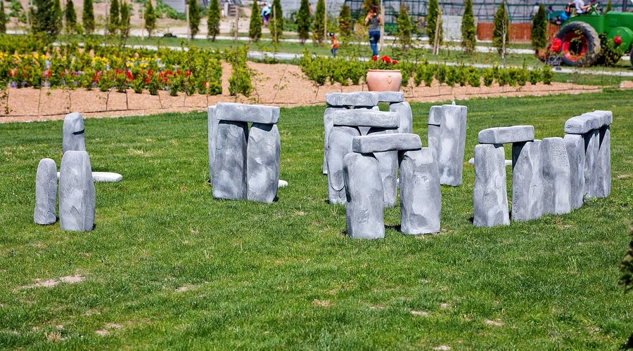 Stonehenge - pierwsze miejsce kultu Słońca i Księżyca. Pełniło też funkcję m.in. zegara słoneczn
