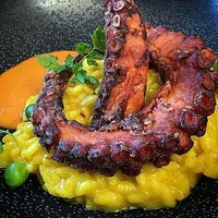 Polpo grigliato con riso acquerello e gazpacho