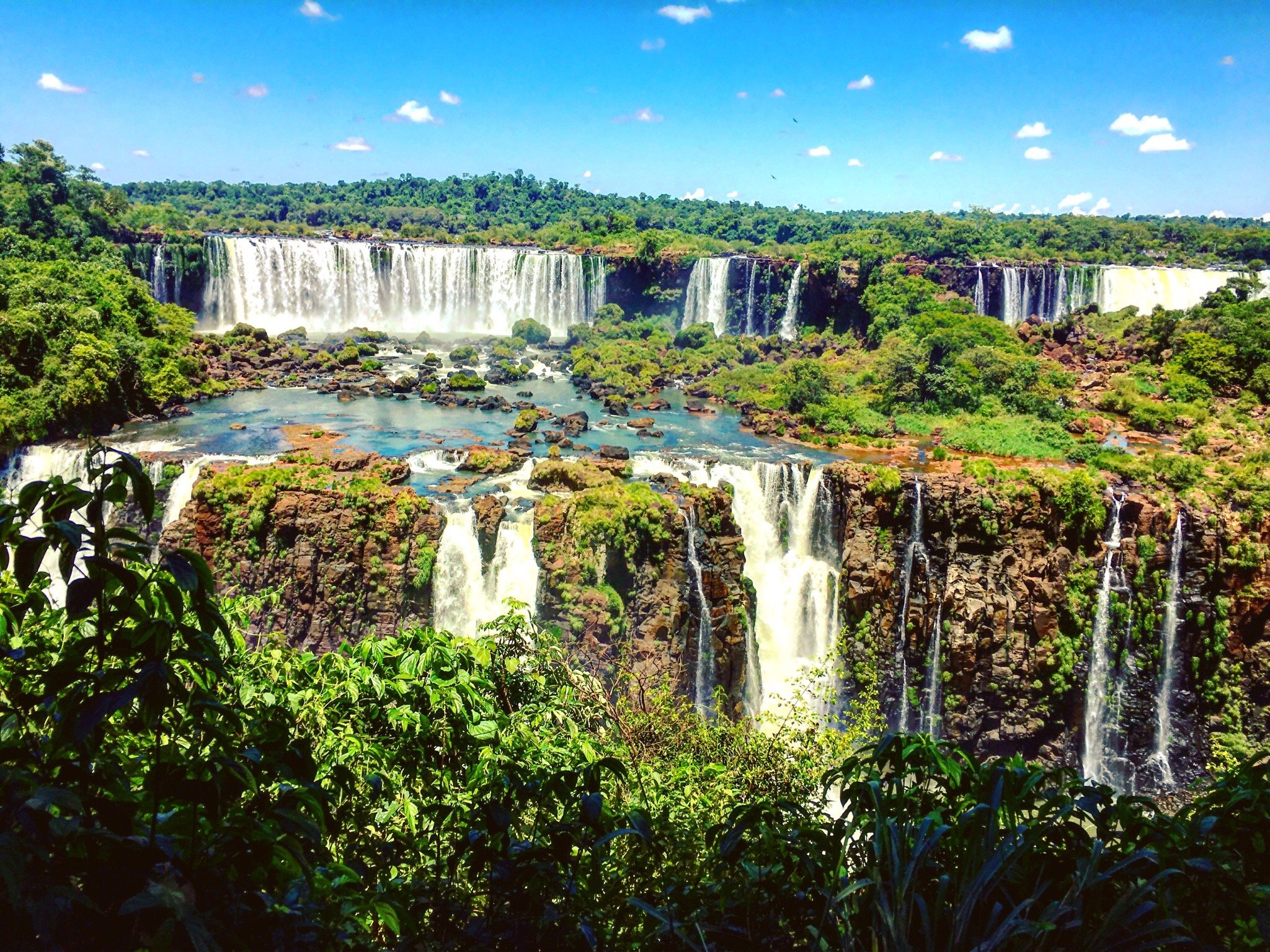 Las Cataratas del Iguazú de Brasil limitan en el límite entre la provincia&nbsp;argentina&nbsp;de&nbsp;Misiones&nbsp;y el estado&nbsp;brasileño&nbsp;de&nbsp;Paraná. Foto: Freeplik.   