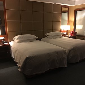 Twin beds in lakeside room