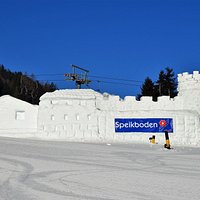 Snehový hrad dolu pri lanovke