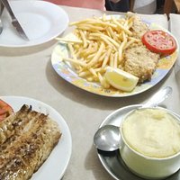 Lenguado con papas fritas y Abadejo a la plancha con puré.