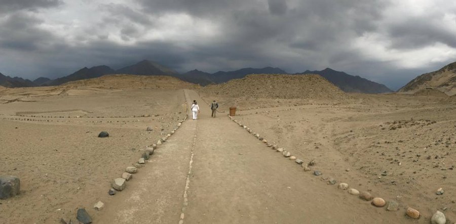 Vista panorámica de zona arqueológica de Caral