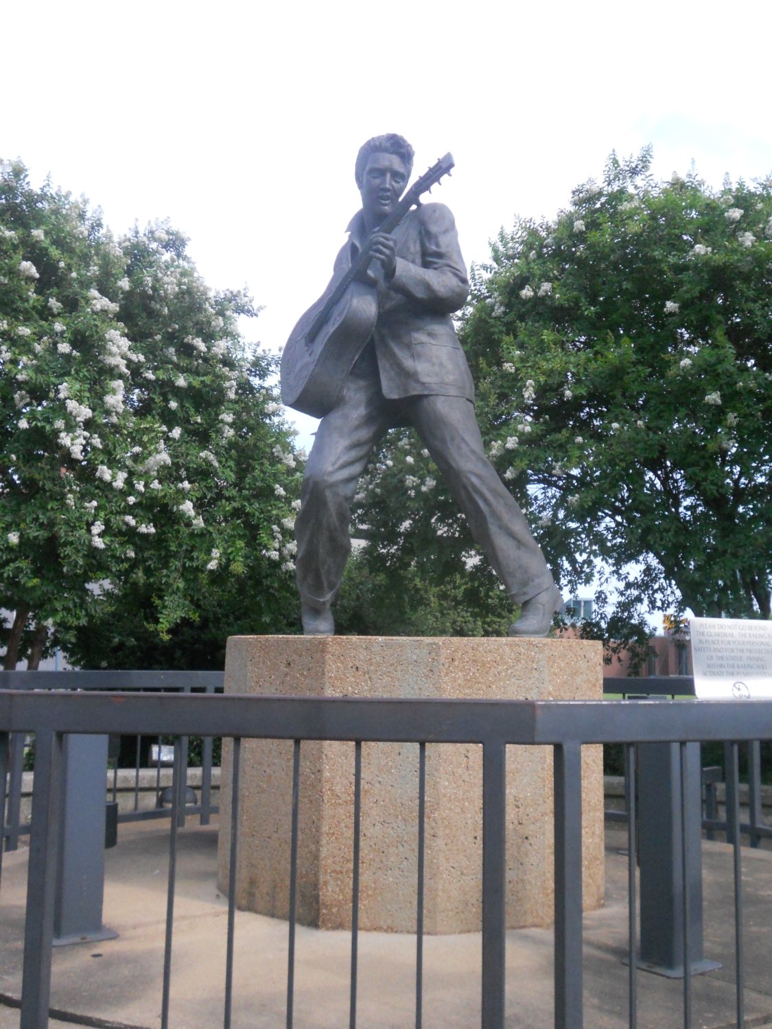 Statue Of Elvis Memphis ATUALIZADO 2022 O Que Saber Antes De Ir   Elvis Rockin Out 