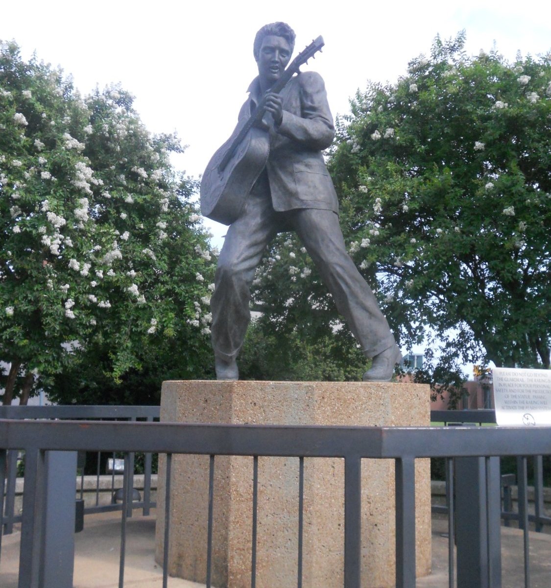 statue-of-elvis-memphis-all-you-need-to-know-before-you-go