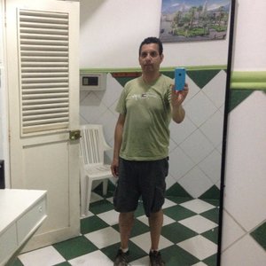 espacios de ventilacion en las puertas... ayuda al calor pero tambien a la entrada de mozquitos