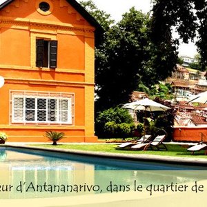 Aperçu de la façade principale avec la piscine et le jardin