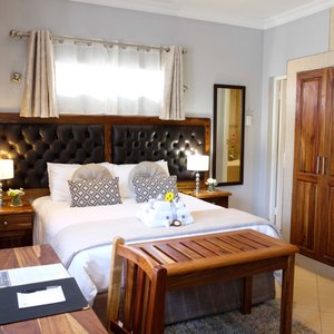 Bedrooms (hardwood finish, desk, safe, DSTV, +40 inch smart TV, en suite bathroom & AC)