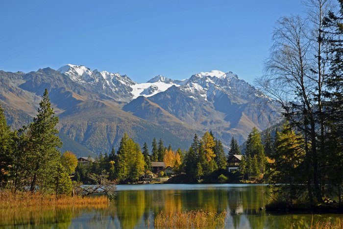 Lac de Champex en automne avec le massif des Combins