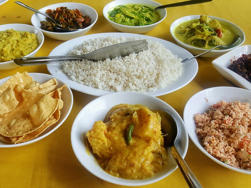 Еда шри ланка 2024. Шриланкийская кухня. Red Restaurant Tissamaharama. Чем кормят в отелях на Шри Ланке 2023. Srilankan Curry way of eating.