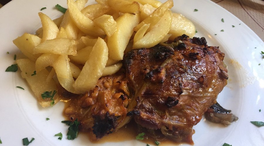 Berenjenas con verduras y lomo con col. Muy rico a muy buen precio. Los camareros muy simpáticos