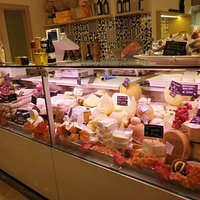 Una parte del bancone della gastronomia.