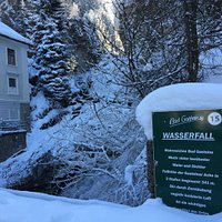 Wasserfall gegenüber vom Hotel