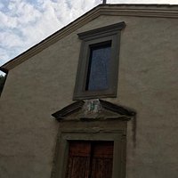 La facciata modesta della chiesa non rende giustizia alla misteriosa bellezza degli interni.