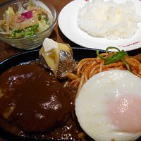 ハンバーグナポリタン目玉焼き乗せ