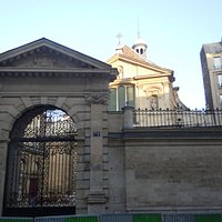 Portail principal et l'église en arrière plan