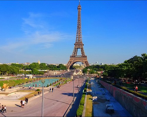 Au pied de la Tour Eiffel, une réplique miniature à voir jusqu'au 10 avril  - Elle