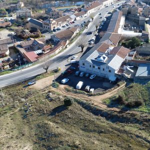 vista aerea de la zona. Estacionamiento y hostal