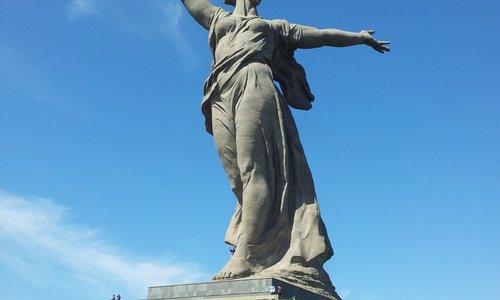 высота статуи Родины Матери в Волгограде без меча составляет 52 метра, а вместе с мечом целых 85