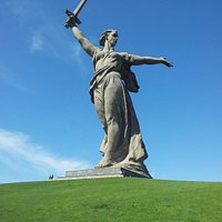 высота статуи Родины Матери в Волгограде без меча составляет 52 метра, а вместе с мечом целых 85