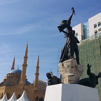 devant l hotel martyr square, mosque Mohammed Al-Amin et  tentes de la croix rouge du marathon