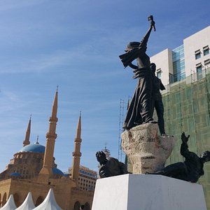 devant l hotel martyr square, mosque Mohammed Al-Amin et  tentes de la croix rouge du marathon