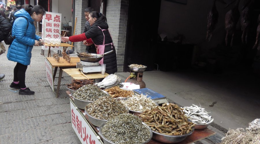 Selling dried fishes