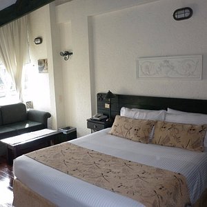 Hotel Santiago de Arma in Rionegro, image may contain: Bed, Furniture, Couch, Lamp