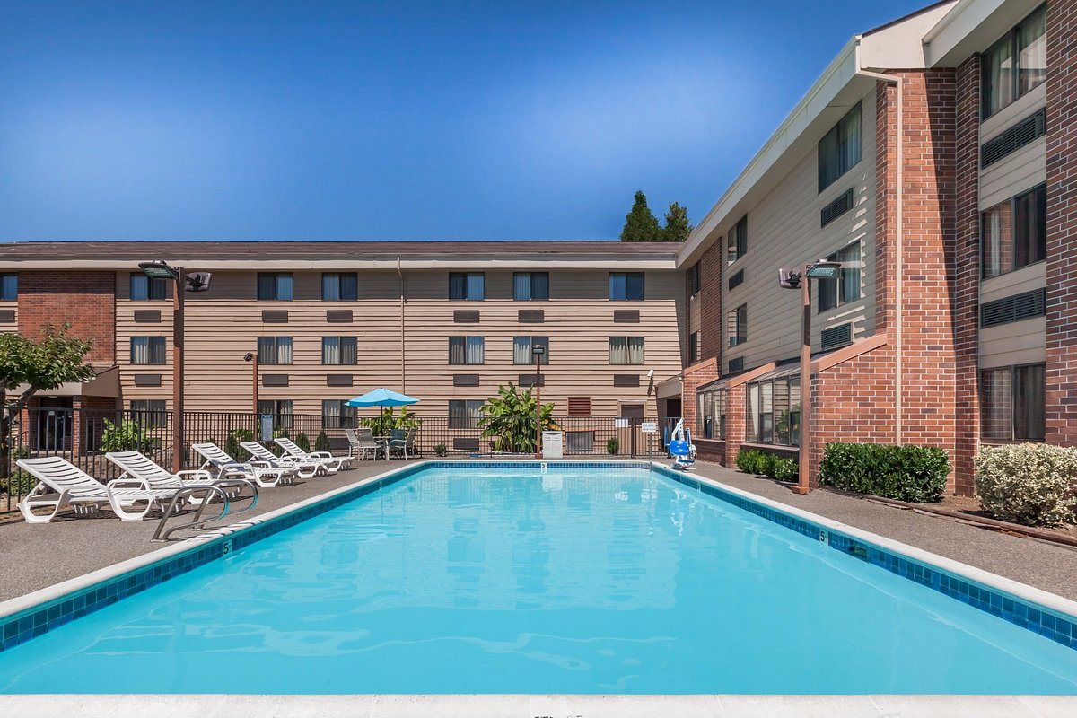 CLARION INN & SUITES 135 (̶1̶8̶1̶) Updated 2022 Prices & Hotel