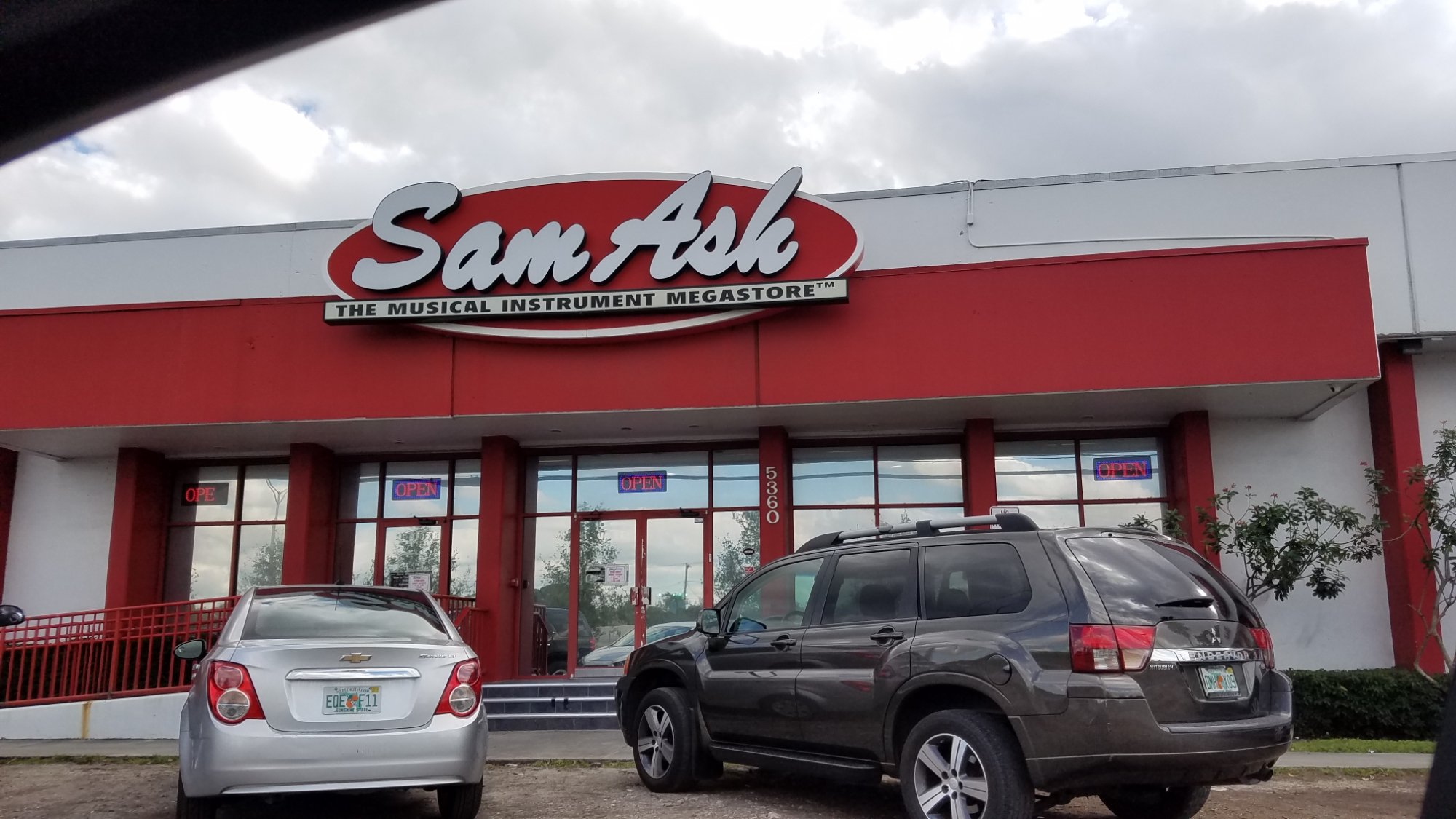 Sam ash outlet near me