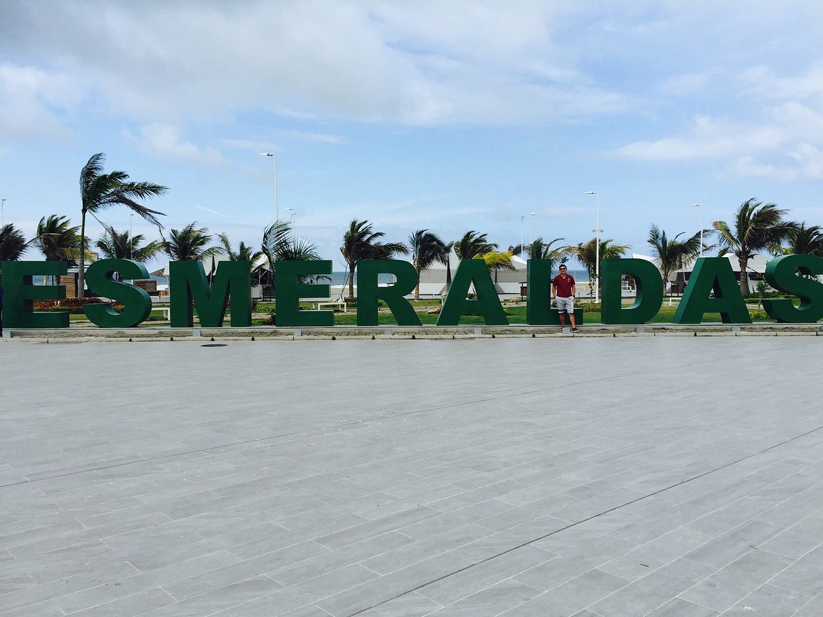 Esmeraldas sign infront of the beach