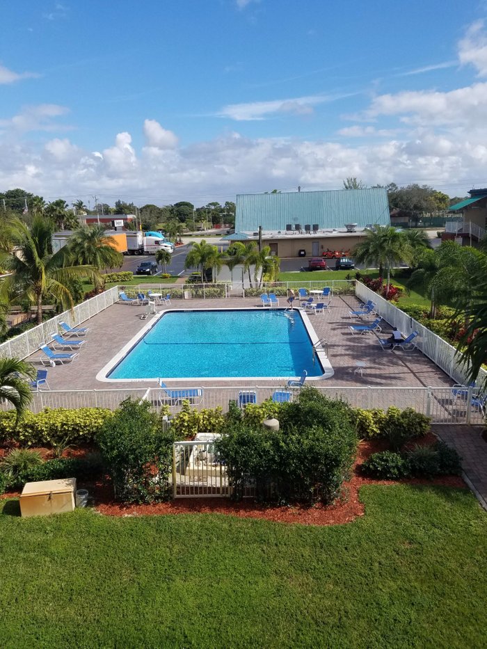 Teen girls in Pompano Beach