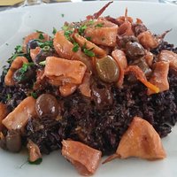 Riso Venere con calamari e olive