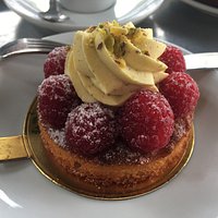 I go back to the bakery again and tried different items, the almond croissant is still good, but