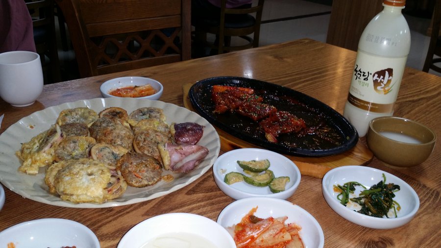 아내랑 다녀온 강원도 온천여행지로 하루 지냈던 척산온천휴양촌 객실입니다. 바닷가에서 멀지 않고 전통이 있는 온천입니다. 히노키로 만든 물통도 있어 몸을 적시기에 좋았습니다.