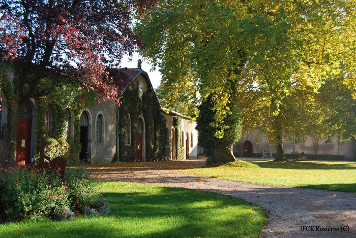Cour d'honneur du Haras en automne