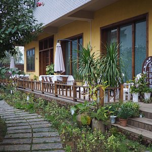 La petite terrasse devant l'hotel dans un petit jardin charmant.