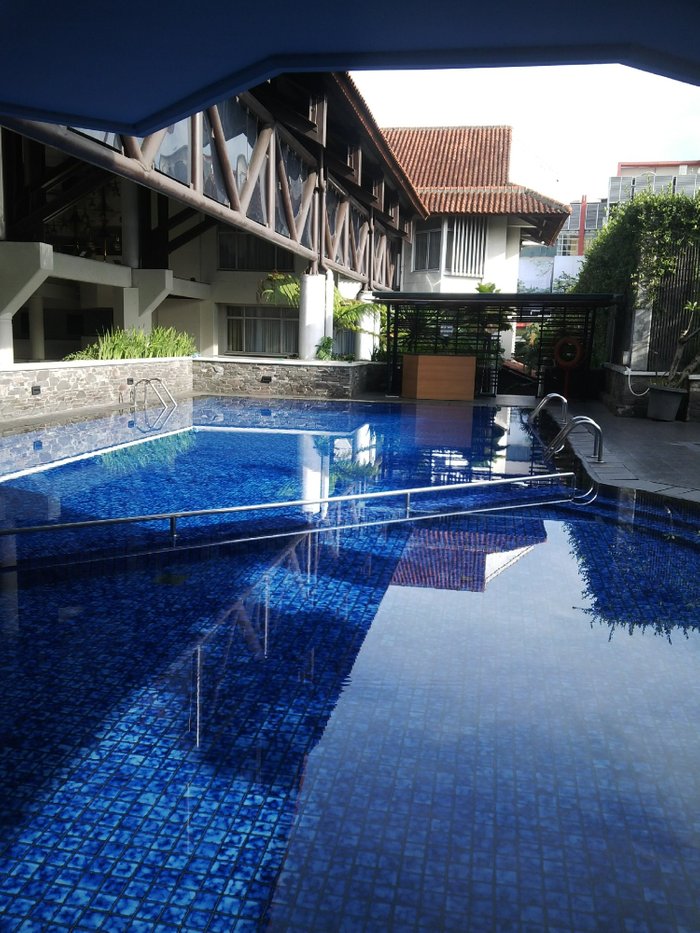 Hotel Santika Bandung Pool: Pictures & Reviews - Tripadvisor