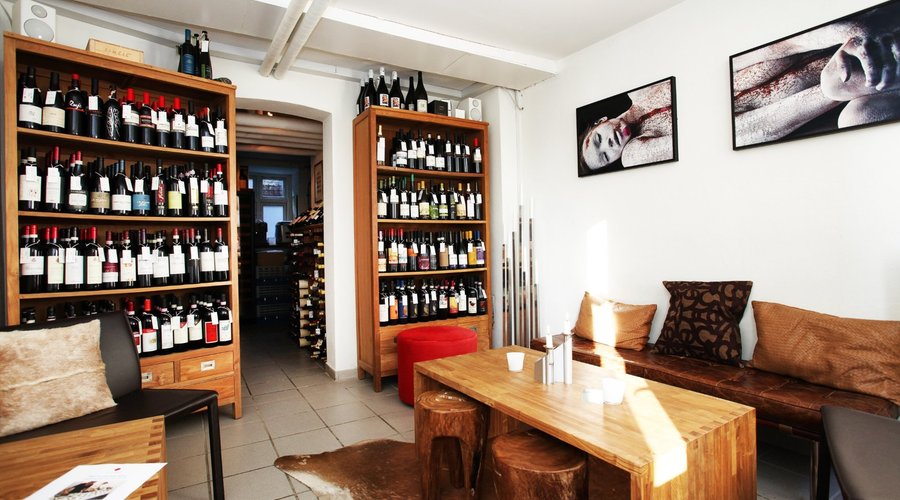 The cosy lounge-area: Eat and drink sourrounded by our selction of wines