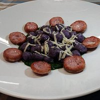 Gnocchetti di patate viola con crema di broccolo fiolaro, salsiccia e provola piccante