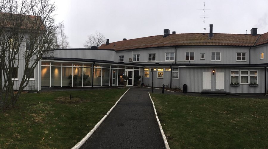 Hotel Lovik au bord de l'eau. Endroit très calme. Nombreuses chambres. Parfait pour le groupe.