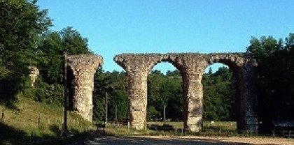 Les Acqueducs romain à proximité de L'Auberge Du Garon