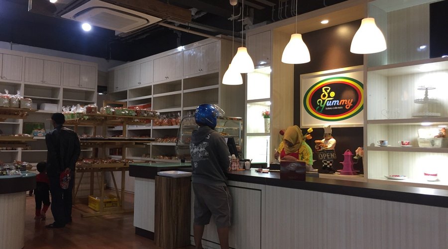 Cafe di dalam Diana supermarket