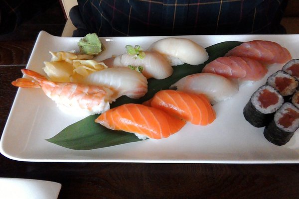 https://dynamic-media-cdn.tripadvisor.com/media/photo-o/0e/5a/69/19/sushi-delux.jpg?w=600&h=400&s=1