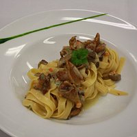 Fettuccine di pasta all´uovo con funghi di bosco