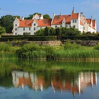 Bosjökloster ligger på en halvö i Ringsjön, mitt i Skåne