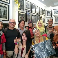 Mai Loc pemilik galeri bersama teman2x..