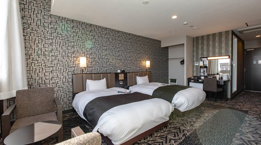 The Premier Twin Room at the APA Hotel Yokohama Tsurumi