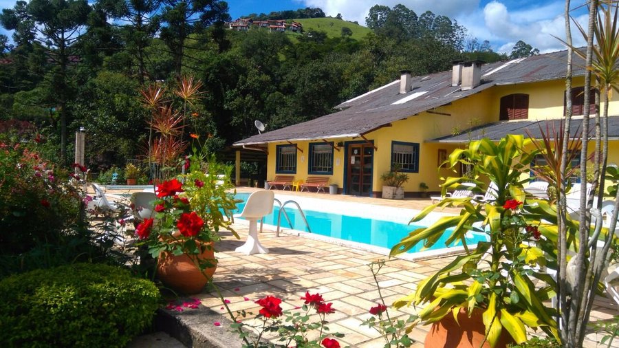 Piscina, bar e sauna, em frente ao quarto que fiquei.
