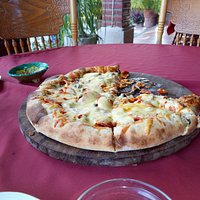 Suculenta pizza muy con sazón similar a las de Buenos Aires